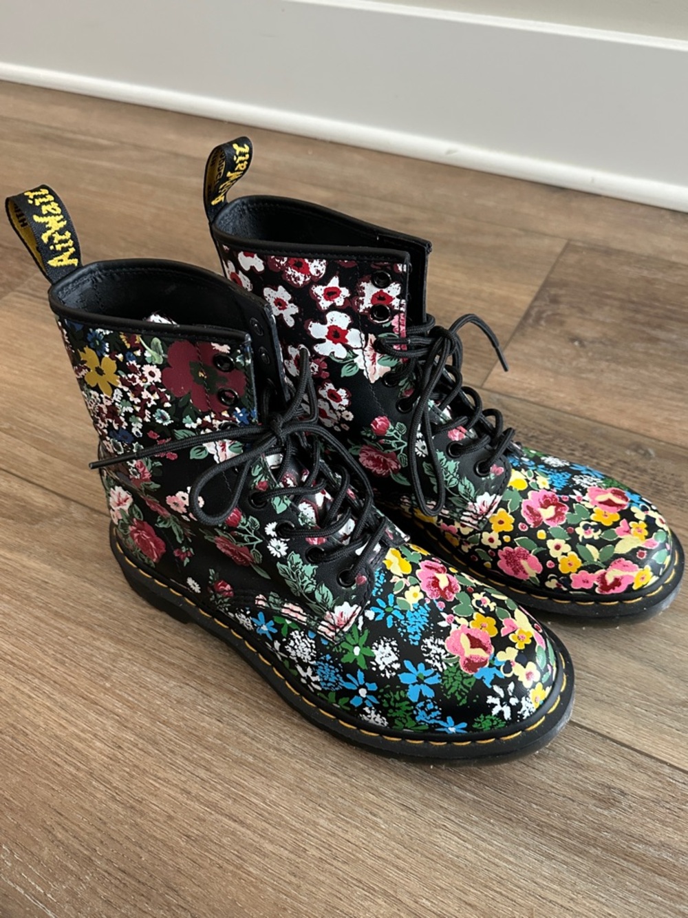 EUC Dr Martens Women’s Combat Boots 1460 Floral Mashup Leather Lace Up Size 9! 🌺